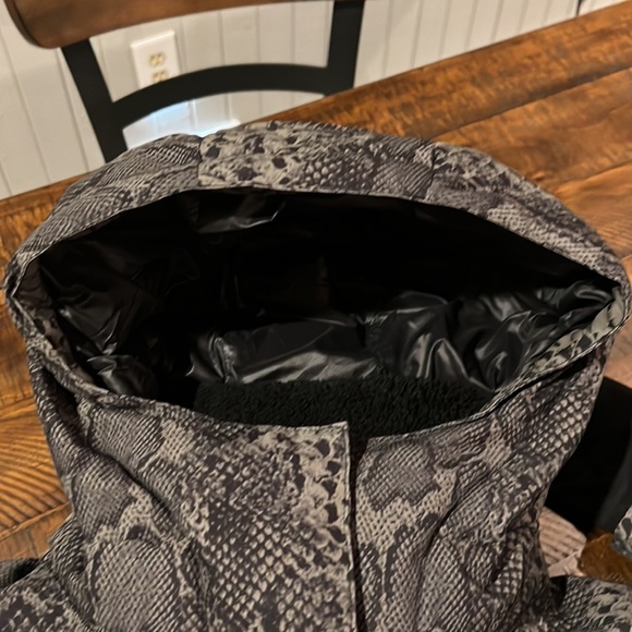 NEW🖤💚VARLEY Dorothy Snake Ski Jacket in Mono Boa size $600 sold out online - Picture 14 of 14